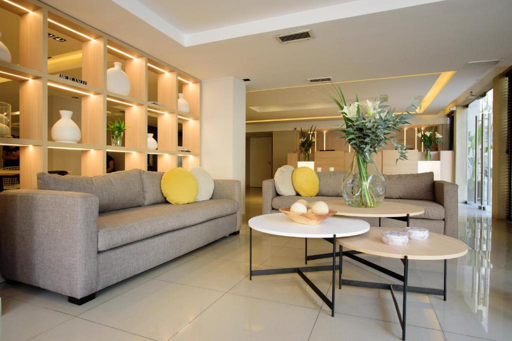 布宜诺斯艾利斯M Concept Hotel的客厅配有沙发和2张桌子