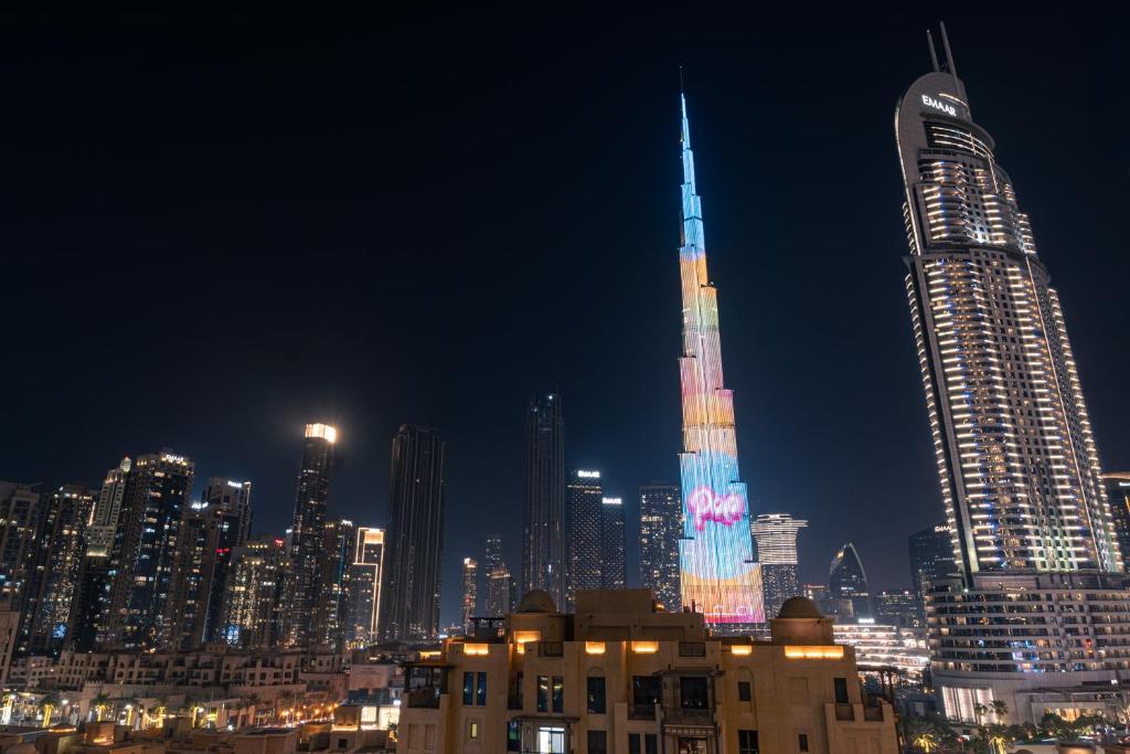 迪拜FIRST CLASS 2BR with full BURJ KHALIFA view的一座高楼,夜晚的城市一片一片一片一片光明