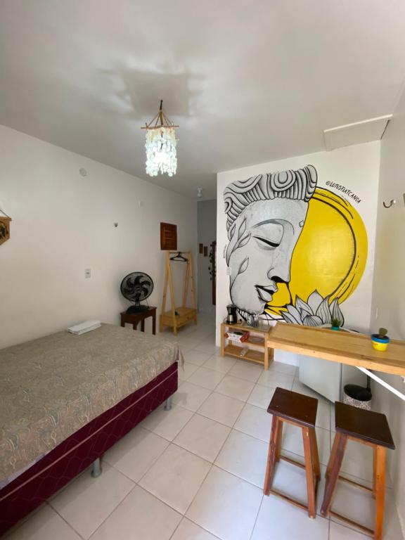 阿拉卡蒂Lotus Flat - Canoa Quebrada的一间设有一张床的客房,墙上挂着一幅画