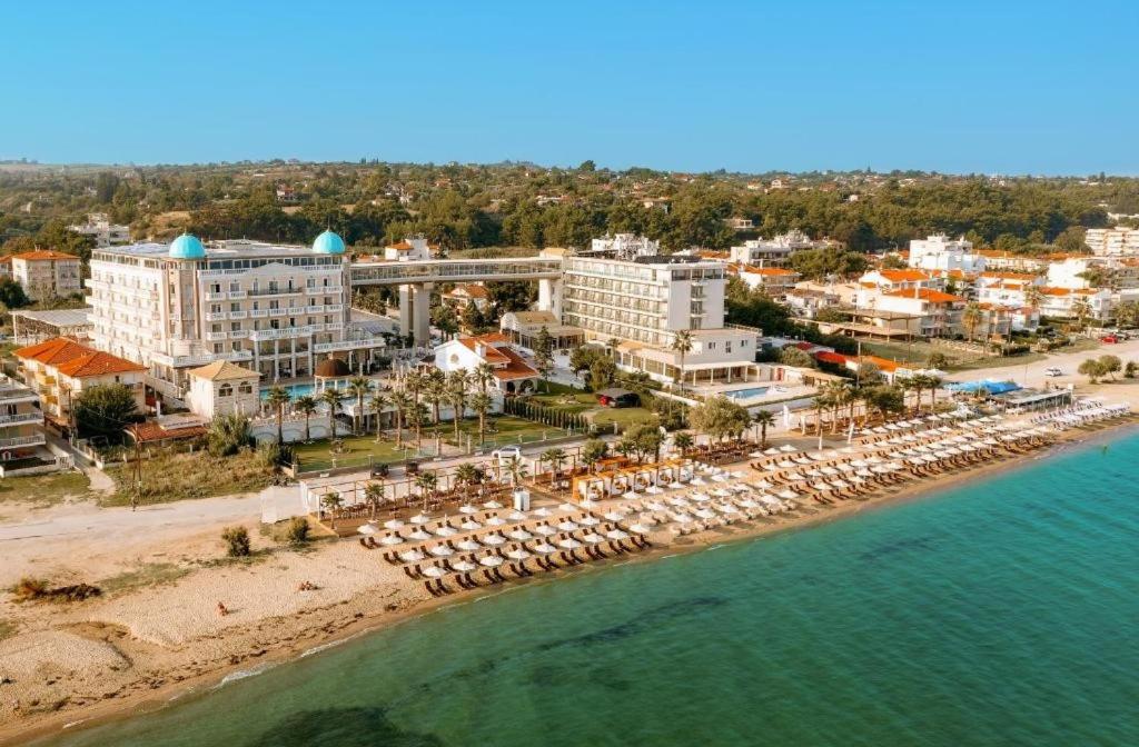 阿吉亚特拉萨三泰海滩酒店的享有海滩的空中景致,配有遮阳伞和建筑