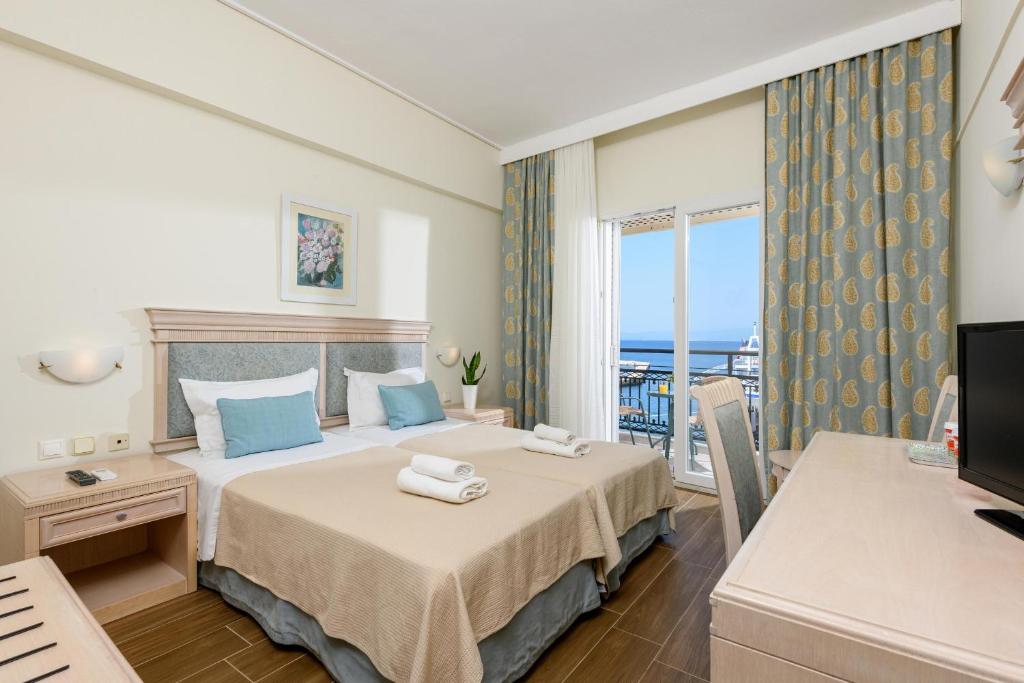 萨索斯Hotel Timoleon的酒店客房设有一张床和一个阳台。
