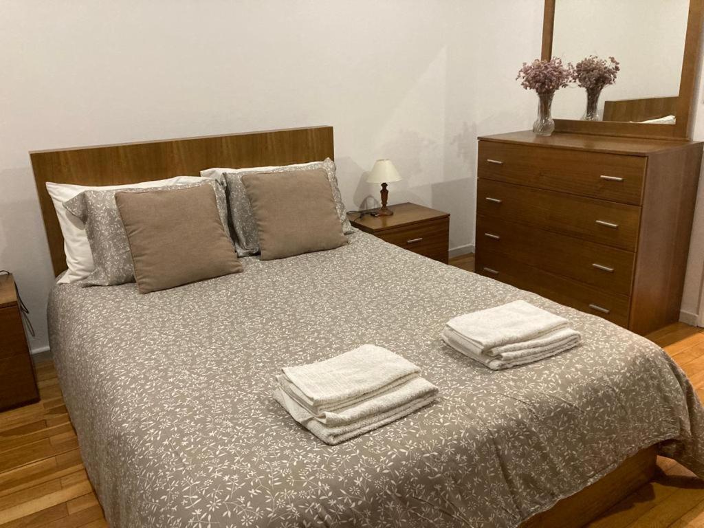 吉尔斯Casa de Casarelhos - Casa de férias - Gerês的一间卧室配有一张床,上面有两条毛巾