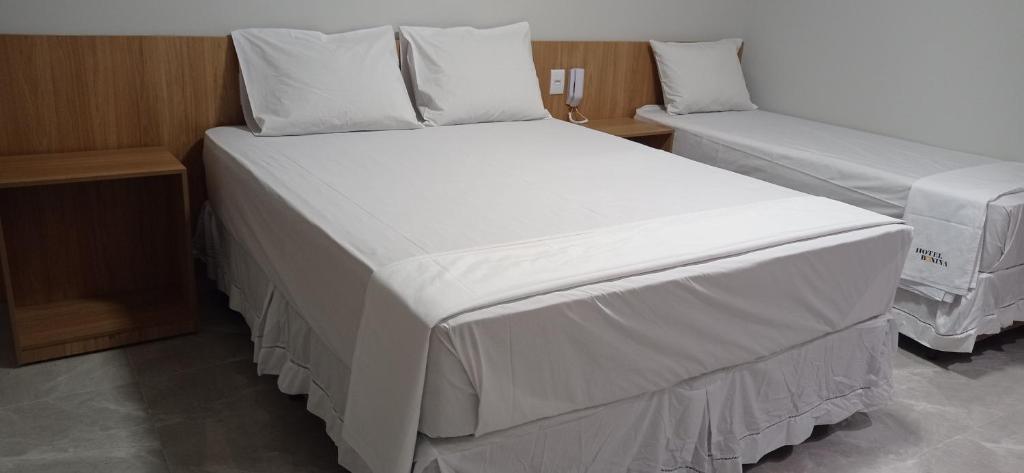 圣保罗Hotel Bonina的一间卧室配有两张带白色床单的床