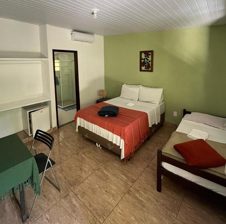 保罗工程师镇-迪弗隆廷Hotel Fazenda Rancho Mineiro的酒店客房设有两张床和壁炉