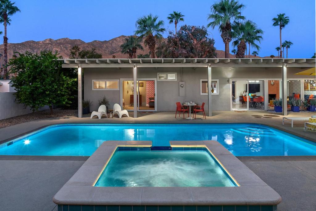 棕榈泉On The Rox- Luxury Refreshing Mid-Century Mod- Pool, Spa, Firepit, Outdoor Kitchen & More的房屋前的游泳池