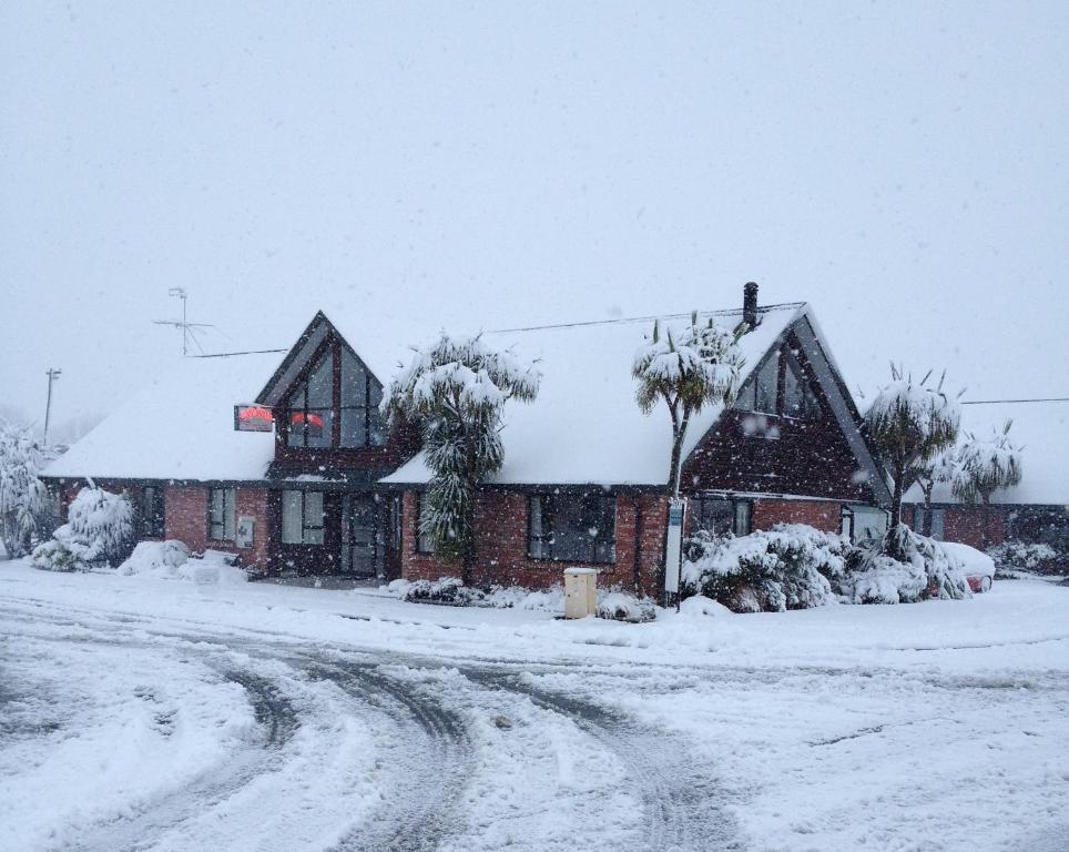 梅斯文白雪丹旅馆的土路覆盖着雪的房屋