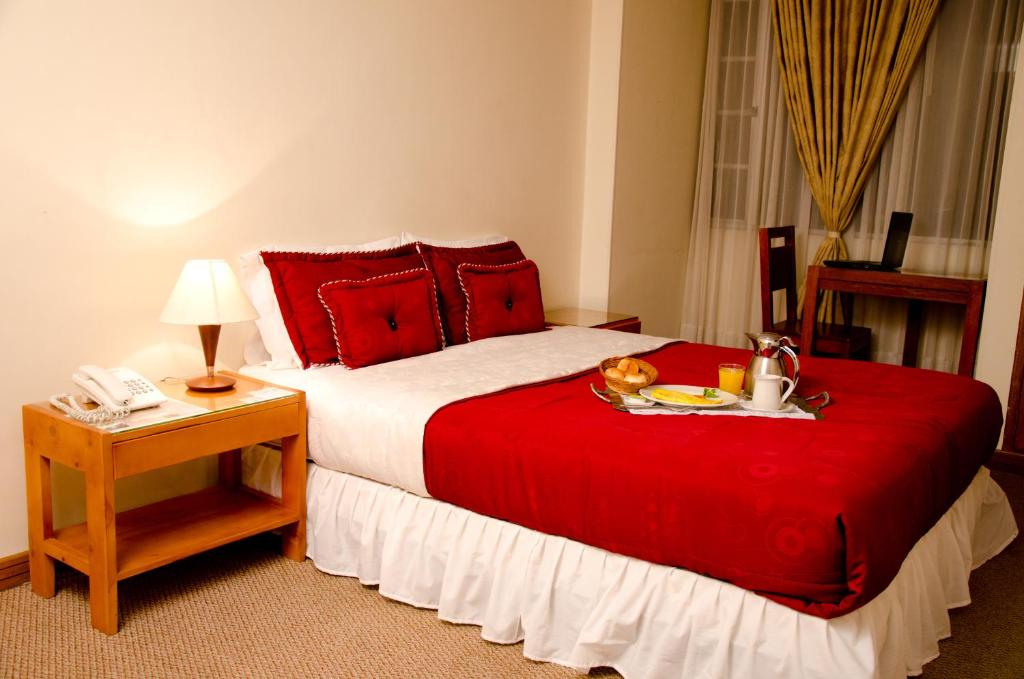 波哥大卡萨拉里维埃拉酒店的酒店客房,配有一张带一盘食物的床