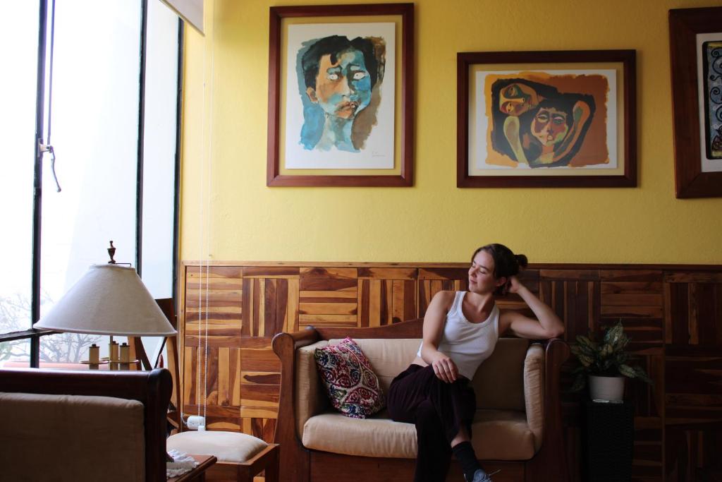 基多Casa de Tulia的坐在客厅沙发上的女人