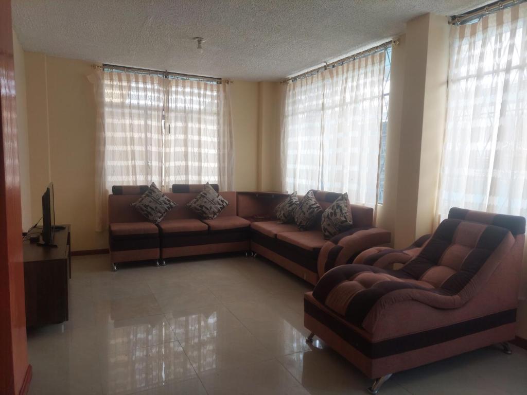 安巴托Departamento confortable cerca del Mall de los Andes的客厅设有两张沙发和窗户。