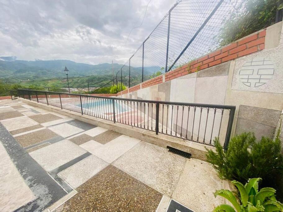 Verano eterno entre montañas的享有游泳池景致的阳台