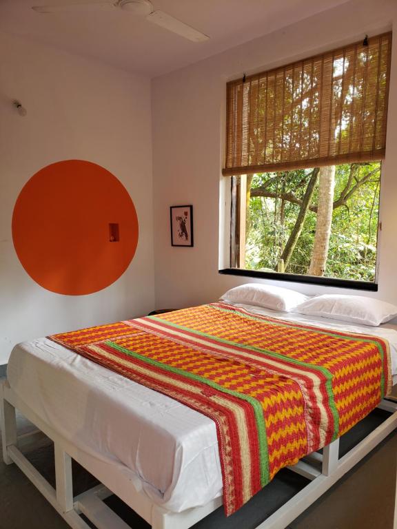 QuerimAdi Shakti Guesthouse的一间卧室设有一张大床和窗户