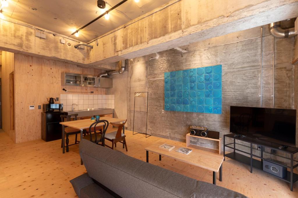 别府HAJIMARI Beppu的客厅配有沙发和桌子