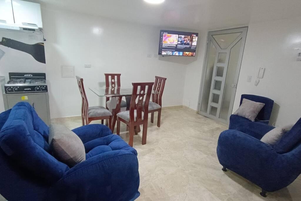 Santa Rosa de ViterboApartamento Nuevo y Central的客厅配有2把蓝色椅子和桌子