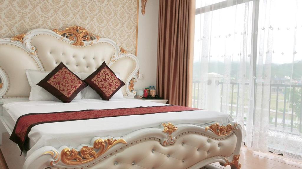 广宁LAS VEGAS HOTEL的卧室配有白色的床和大窗户