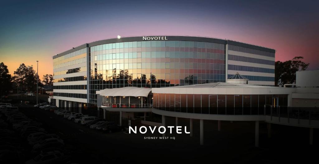 乐蒂山Novotel Sydney West HQ的建筑的侧面有标志