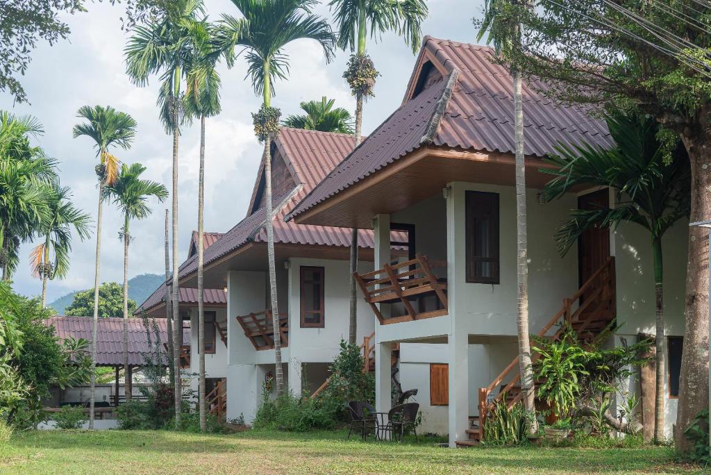 拜县Betel Palm Village - Casa Retreat的棕榈树度假屋