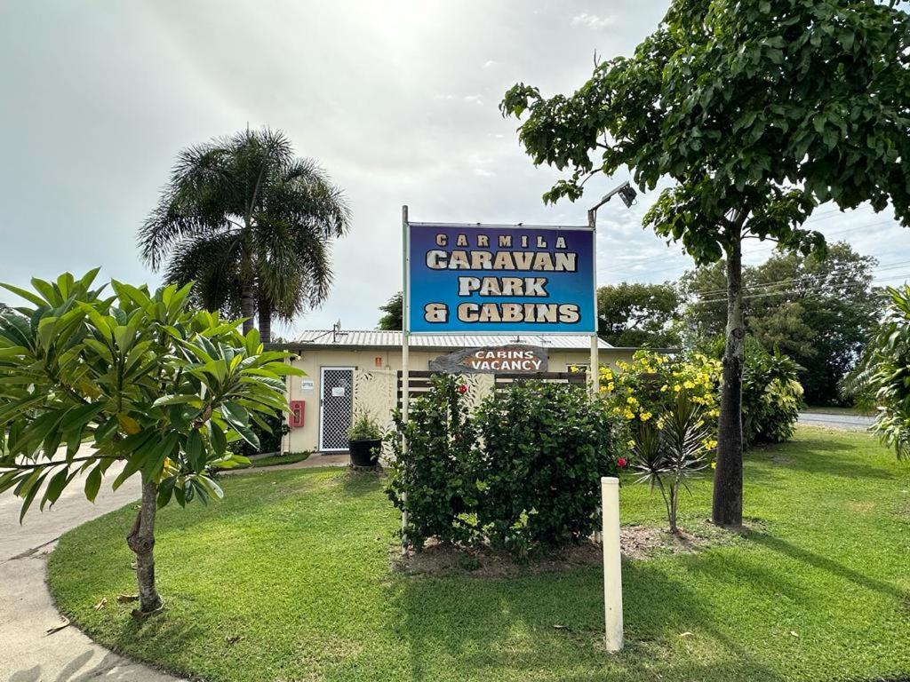 CarmilaCarmila Caravan Park & Cabins的车臣大篷车公园和赌场的标志