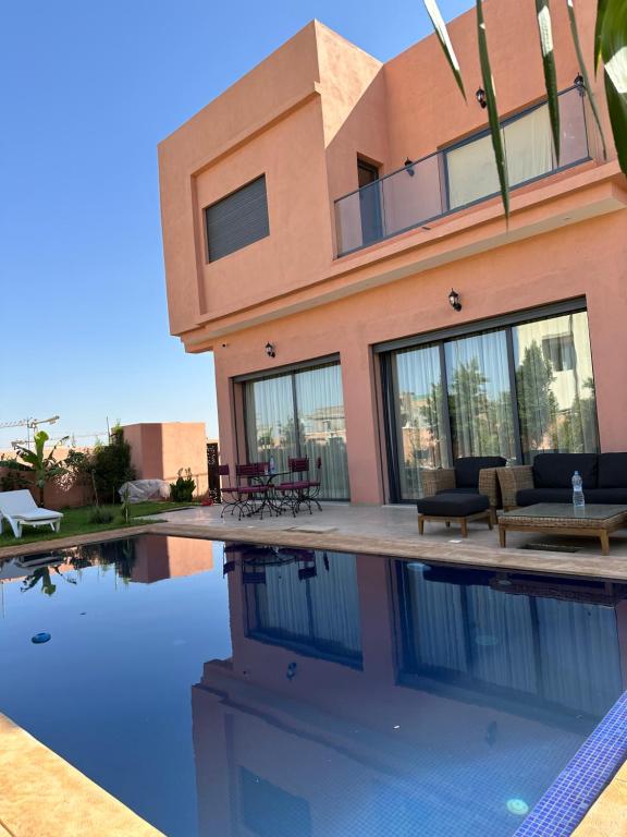 马拉喀什Villa Novia的一座房子前面设有游泳池