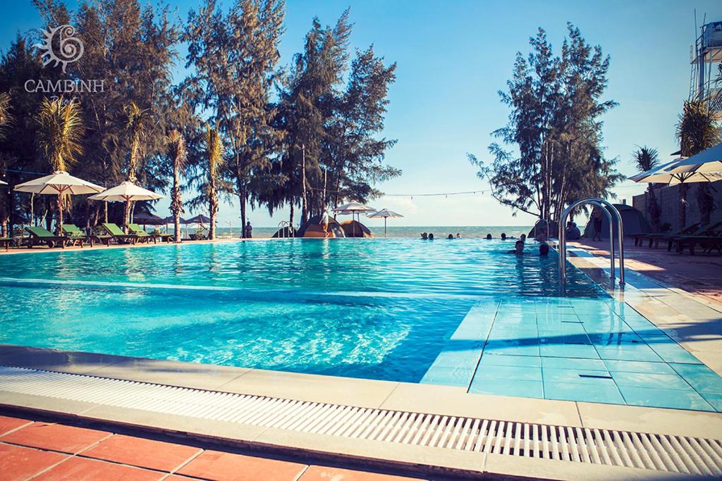 Vĩnh ThạnhNBC Cam Bình Resort的享有海滩景致的大型游泳池
