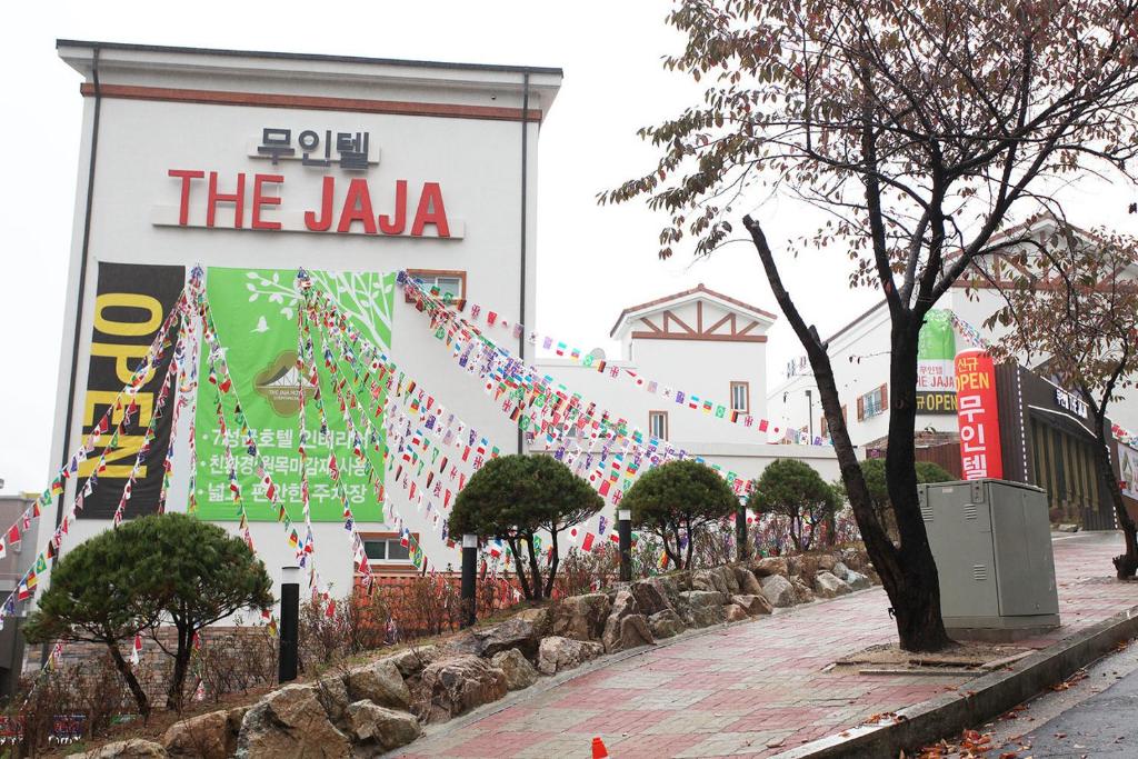 GongjuHotel The Jaja的一座有标有玉兰标志的建筑