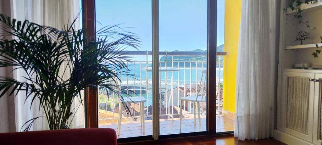 蒙达卡Mundaka Izaro Eye的客房设有海景大窗户。