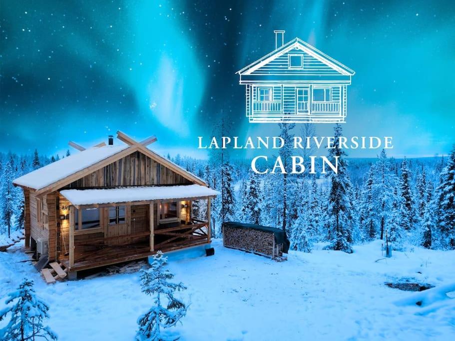 ÄkäsjoensuuLapland Riverside Cabin, Äkäsjoen Piilo - Jokiranta, Traditional Sauna, Avanto, WiFi, Ski, Ylläs, Erä, Kala的雪中小木屋,有北极光