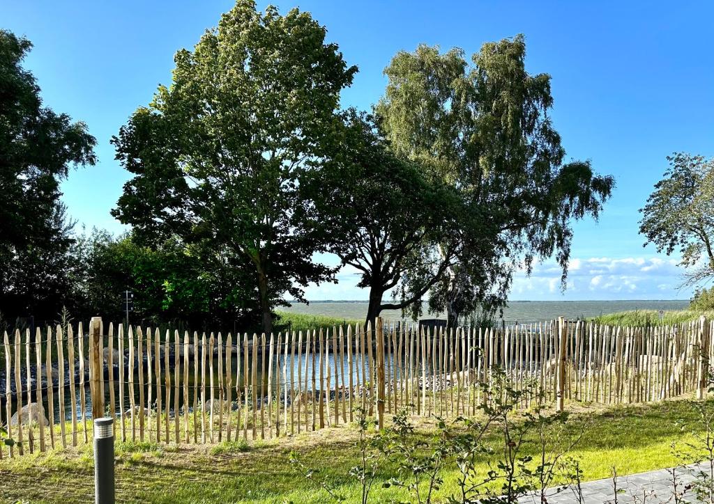 富伦多夫Ferienwohnung Baltic Lagoon Ostsee的木栅,后面有树