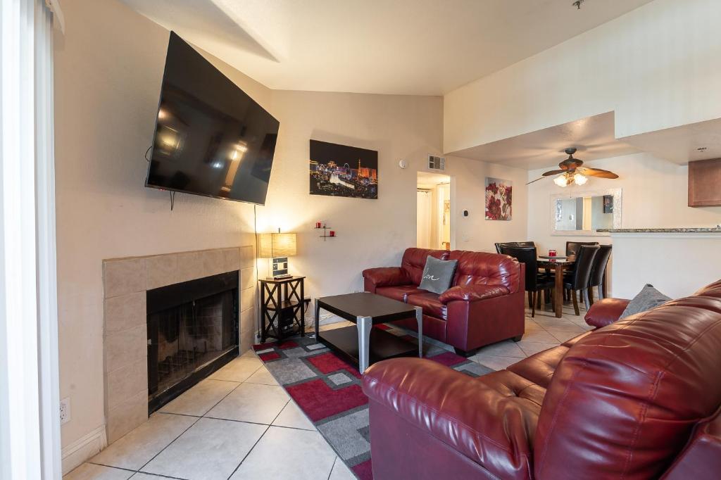 拉斯维加斯Stylish, Cozy 2BR,2BA Condo near Rio, Vegas Luxury的带沙发和壁炉的客厅