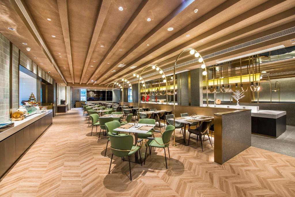 广州广州天河太古汇亚朵S酒店的餐厅设有木制天花板和桌椅