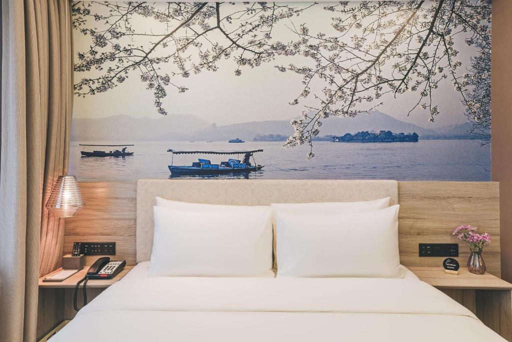 杭州杭州西湖亚朵音乐酒店的一间卧室配有一张床,享有湖景