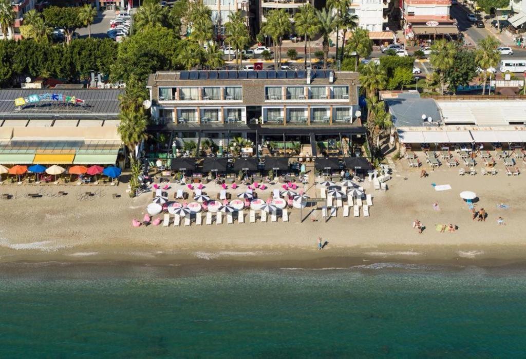 阿拉尼亚Anjeliq House Boutique Hotel的海滩上有人和遮阳伞海滩