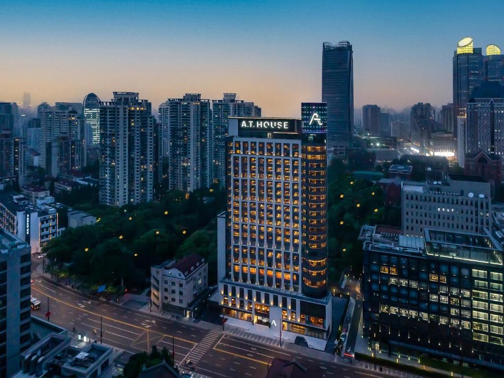 上海上海徐家汇A.T.HOUSE酒店的城市的一座有灯光的建筑
