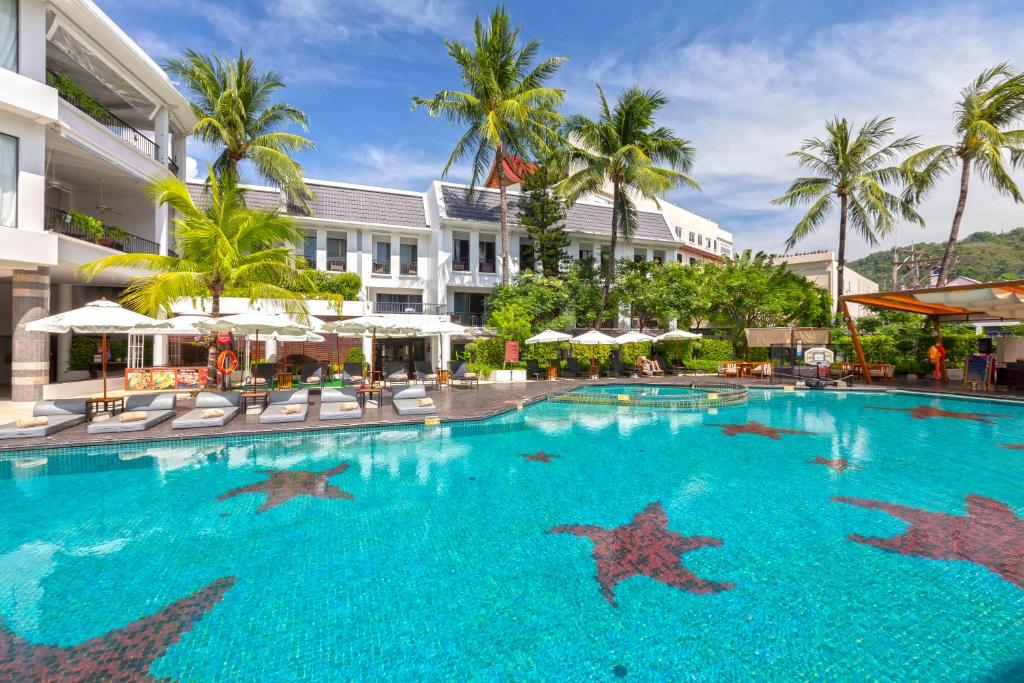 芭东海滩Sawaddi Patong Resort & Spa by Tolani - SHA Extra Plus的一座游泳池,里面的水里有鲨鱼