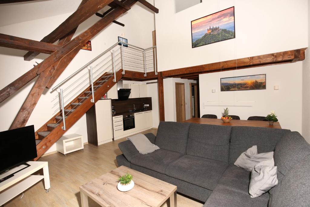 BitzAlbLodges的带沙发和楼梯的客厅