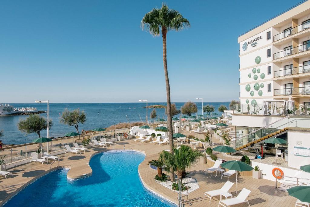 坎帕斯蒂利亚阿鲁尔苏尔仅限成人酒店的享有酒店游泳池和大海的景色
