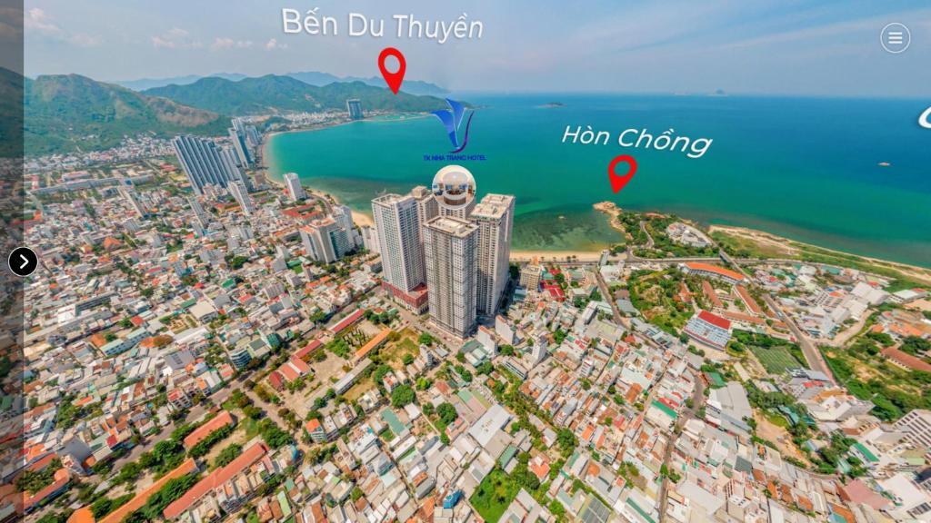 芽庄TK Nha Trang Hotel的城市和海洋的空中景观