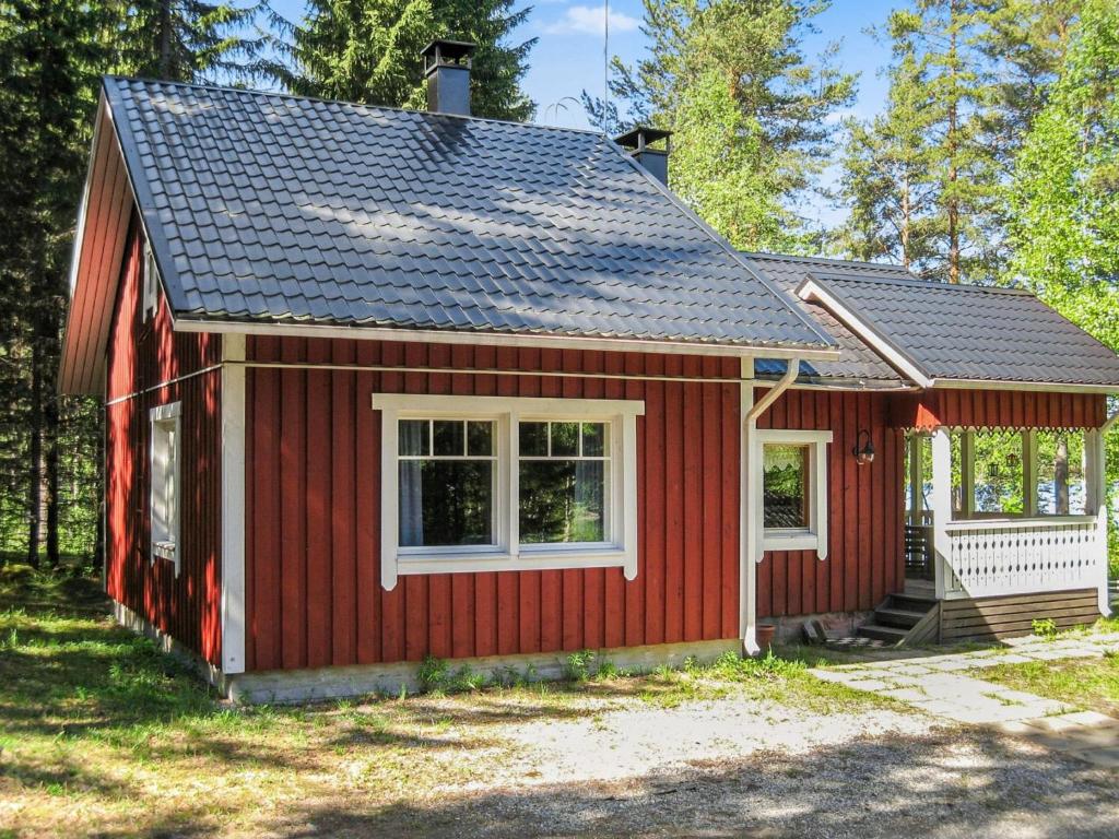 AhmovaaraHoliday Home Koivupirtti by Interhome的一间红色的小房子,有白色的窗户
