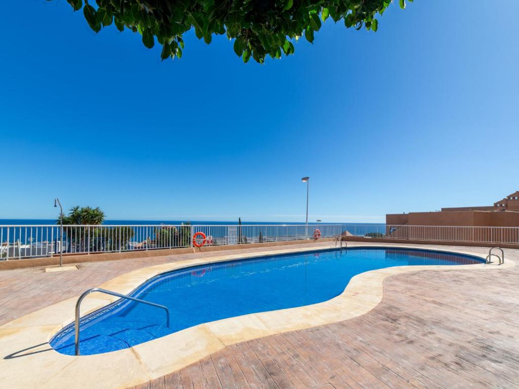 莫哈卡尔Apartment Marina de la Torre by Interhome的一座背景海洋的游泳池