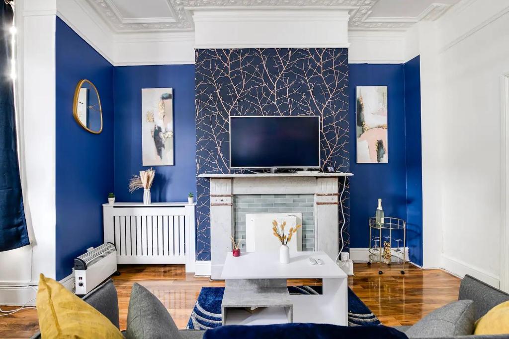 南安普敦Southampton City Centre 1 Bed Apartment的客厅设有蓝色的墙壁和壁炉。