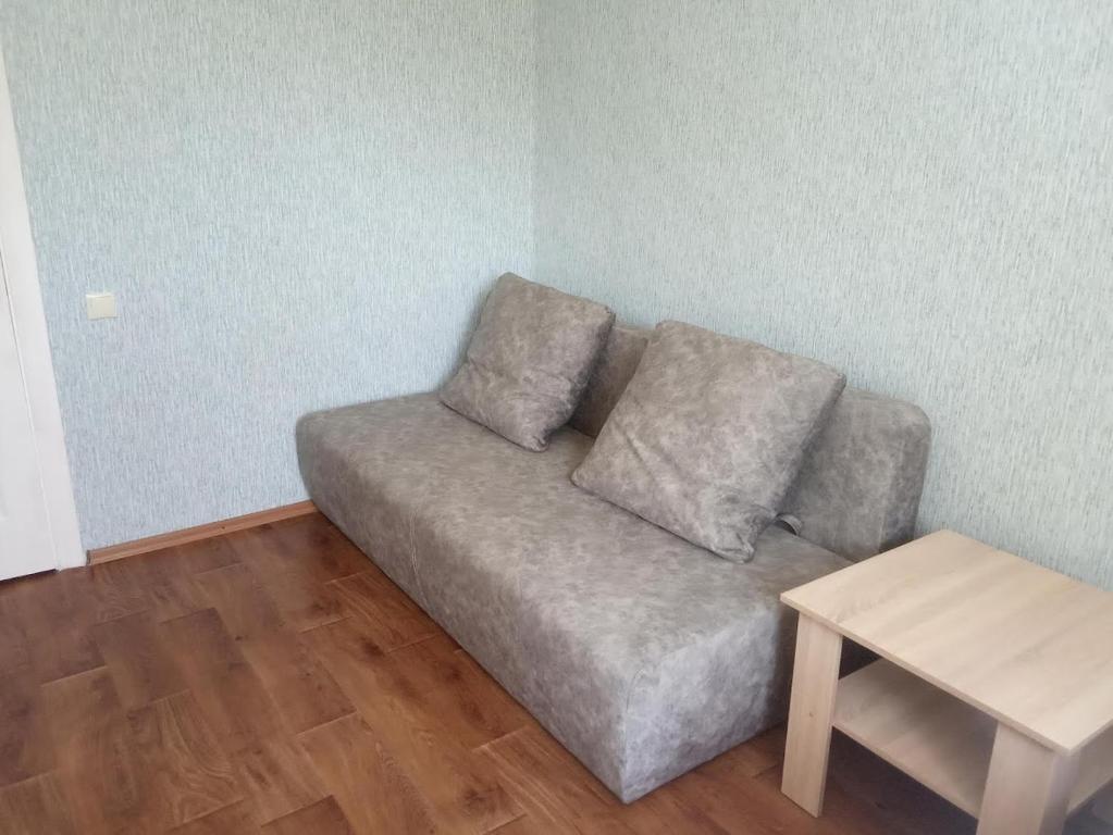 苏梅Apartment Harkovskaya 1 floor的客厅配有沙发和桌子