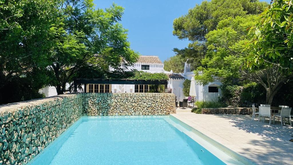 圣克莱蒙Holiday Home Casa MADORIA的一座石墙房子前面的游泳池