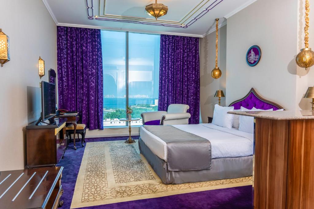多哈萨拉亚滨海酒店 的酒店客房设有一张床和一个大窗户