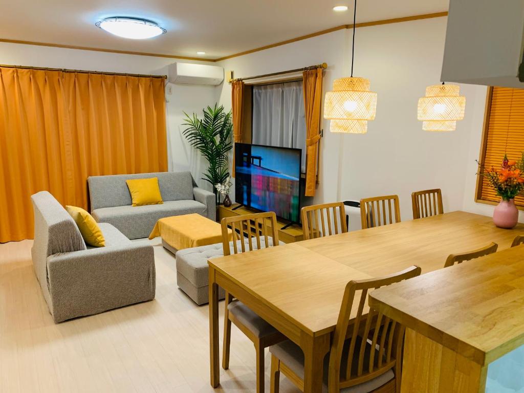 东京Kamei House的一间带桌子的客厅和一间餐厅