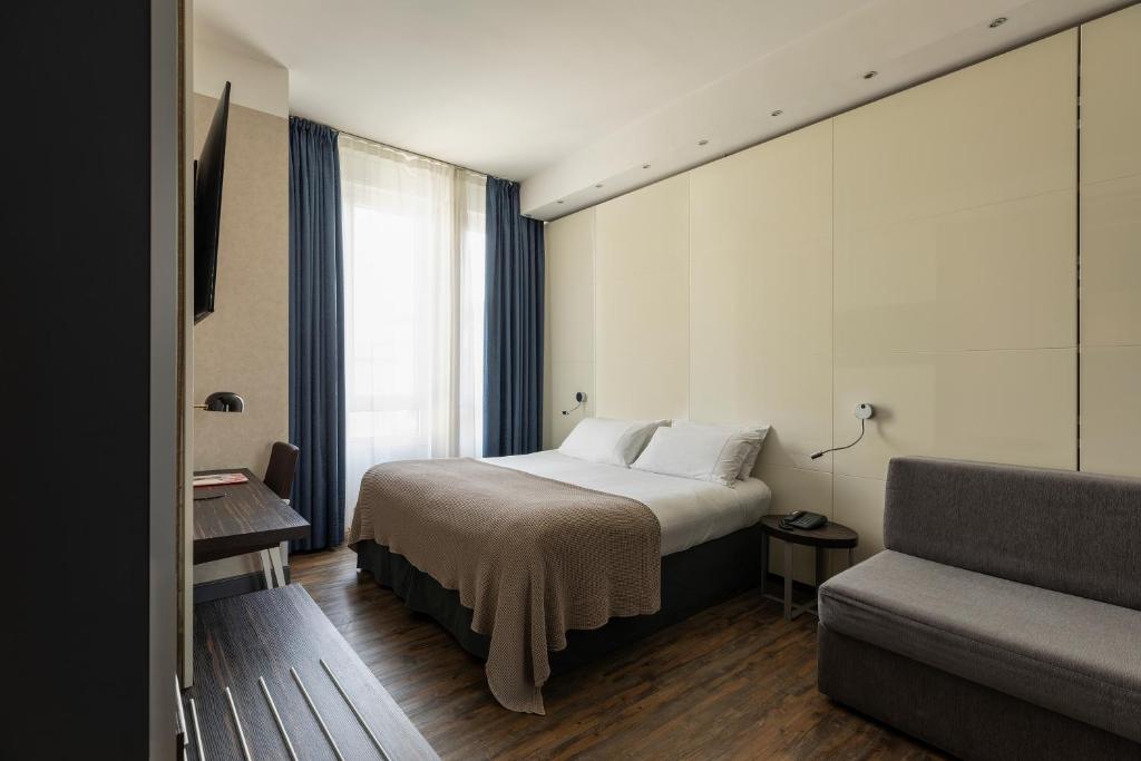 米兰亚特兰迪克C酒店的酒店客房,配有床和沙发