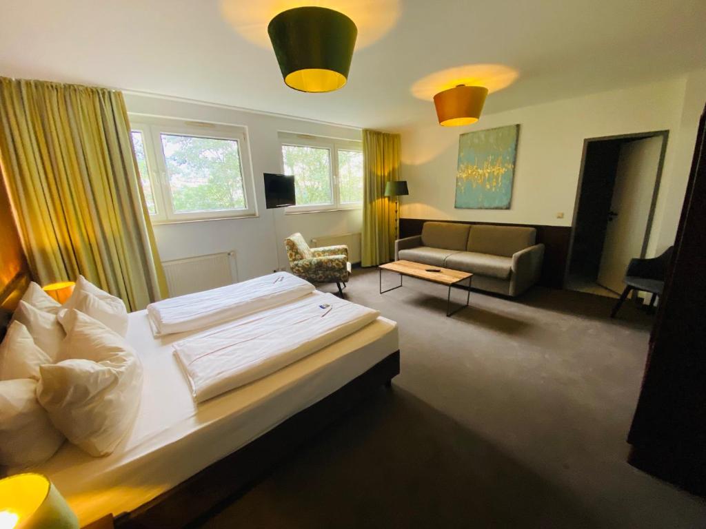 科隆克里斯蒂娜酒店的酒店客房,配有床和沙发