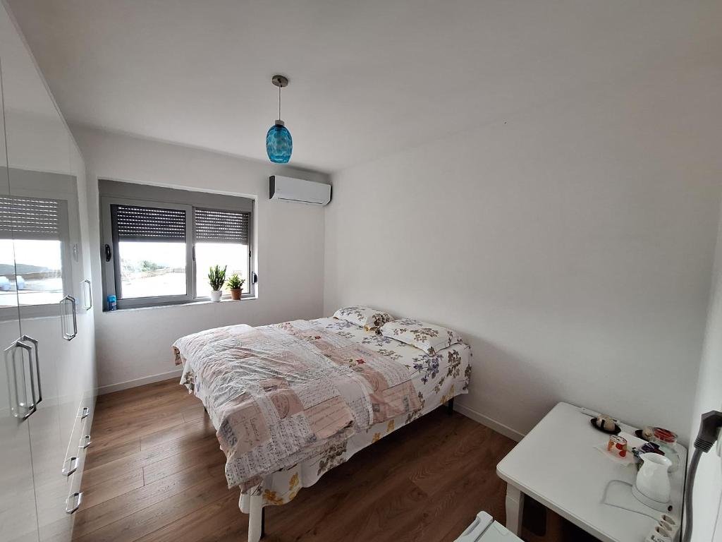 克鲁亚Ergi's Host Apartment的一间白色卧室,配有床和厨房