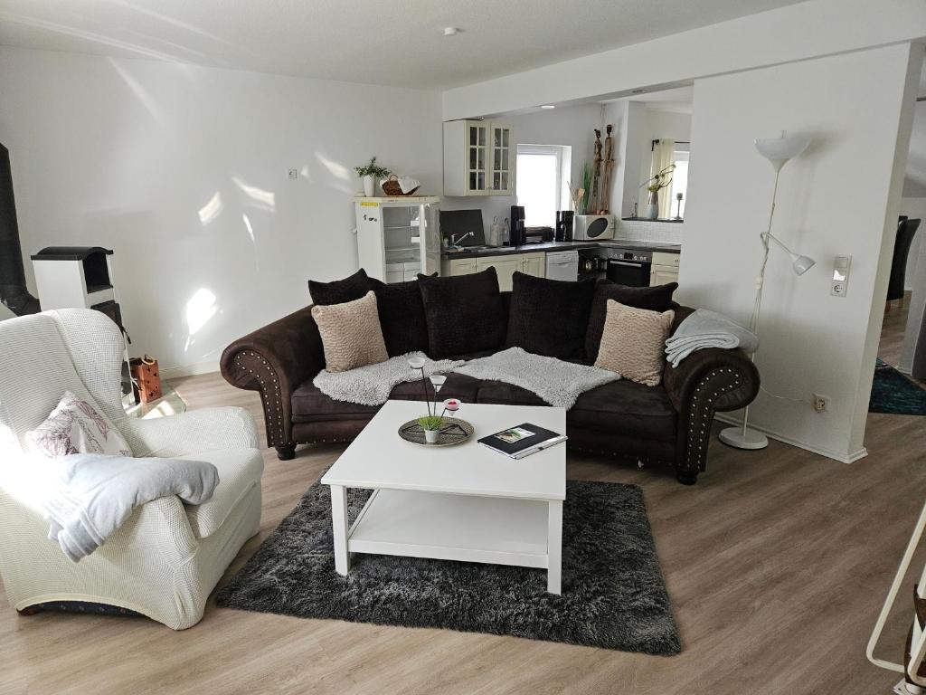 施马伦贝格Haus SauerlandLiebe的带沙发和咖啡桌的客厅