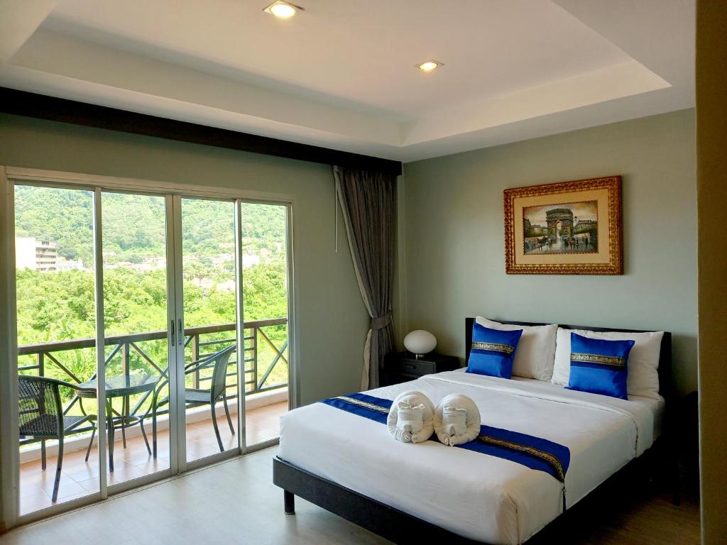 卡塔海滩Aloha Residence的一间卧室设有一张床和一个阳台