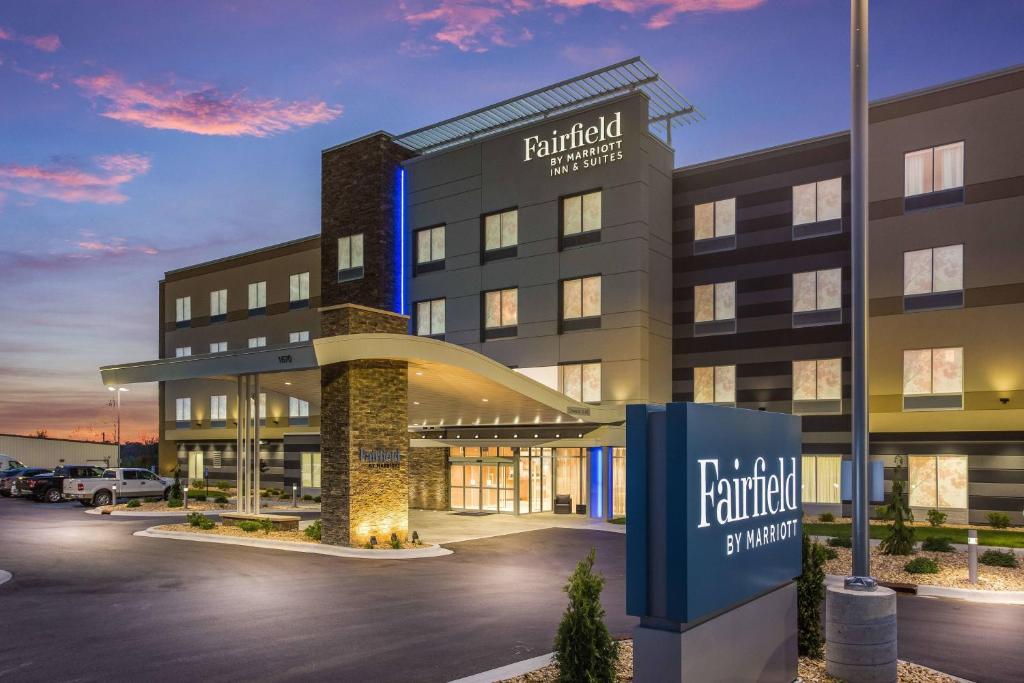 罗拉Fairfield Inn & Suites Rolla的酒店前方的 ⁇ 染