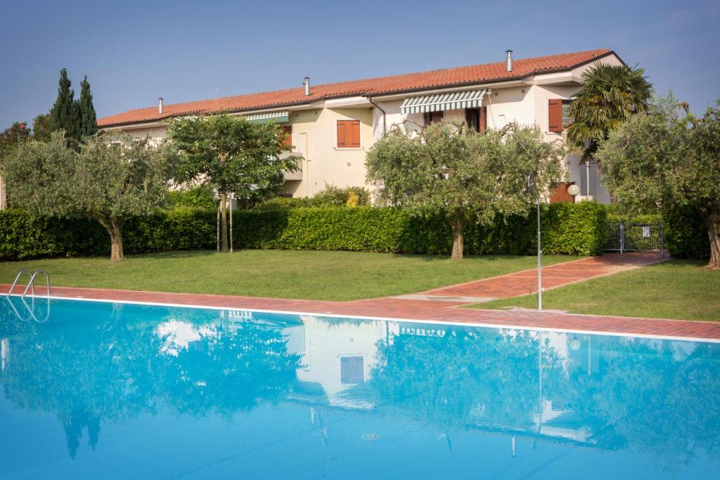 科拉迪拉齐塞Appartamento al Sole的房子前面的蓝色游泳池